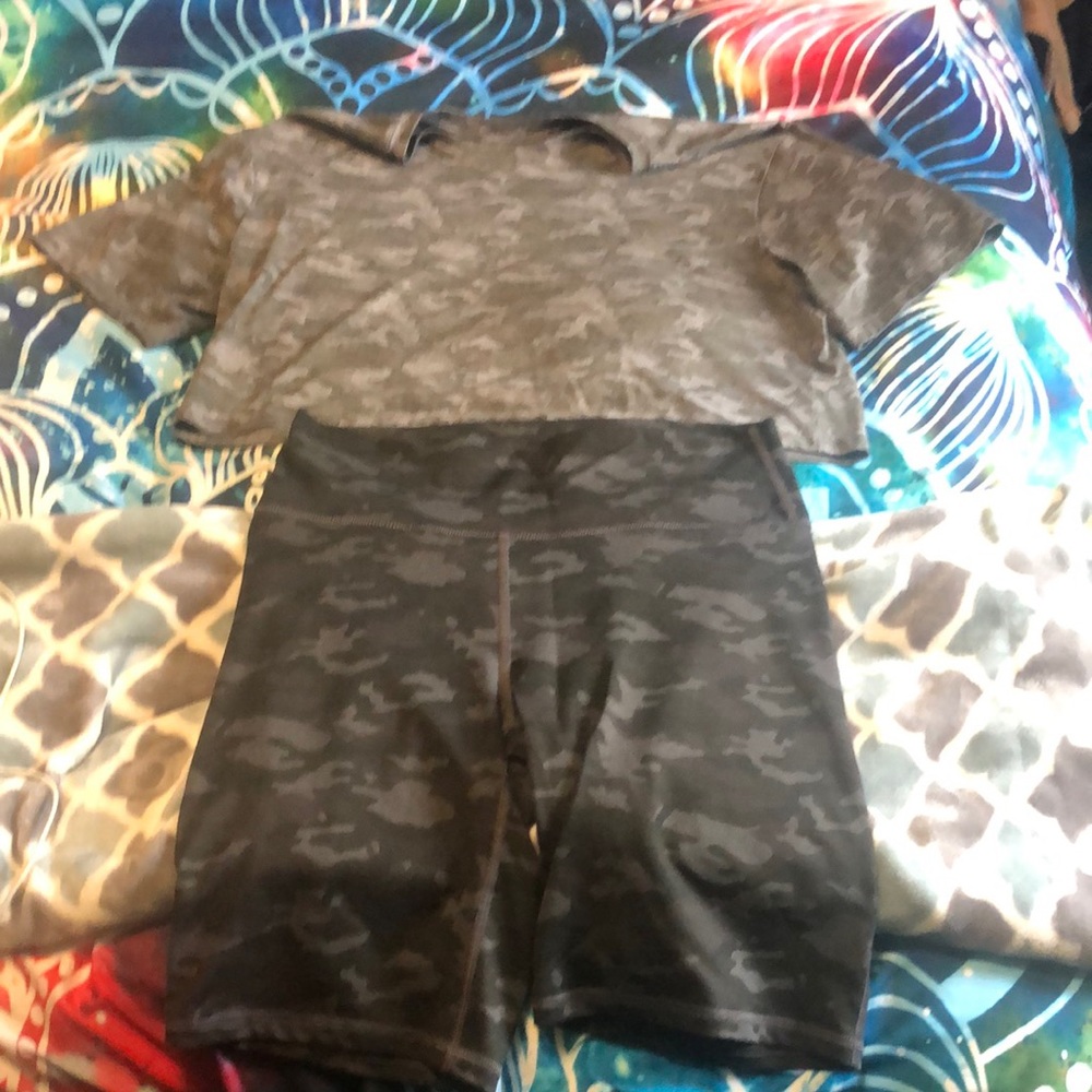 ✨2/$75 ✨ Camo Fabletics shorts and boxy crop top outfit